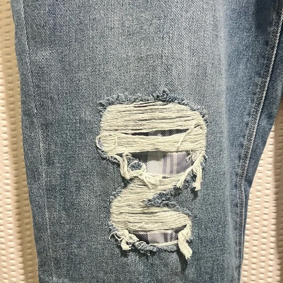 No Boundaries Distressed Blue Jeans - Picture 3 of 8